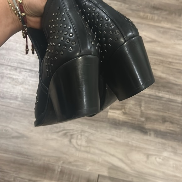 Ariat Dixon Studded Ankle Boots [Brooklyn Black] - Picture 4 of 5